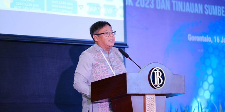 Kepala Perwakilan BI Gorontalo, Ronny Widijarto Purubaskoro saat menyampaikaan laporan perkembangan perekonomian Gorontalo Outlook 2023, Senin (17/1/2023). (dok. BI Gorontalo)
