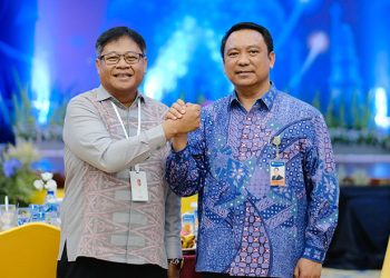 Kepala Perwakilan BI Gorontalo yang lama, Ronny Widijarto Purubaskoro (kiri) bersama Kepala Perwakilan BI Gorontalo yang baru, Dian Nugraha (kanan). (dok. BI Gorontalo)
