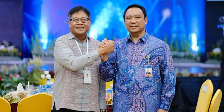 Kepala Perwakilan BI Gorontalo yang lama, Ronny Widijarto Purubaskoro (kiri) bersama Kepala Perwakilan BI Gorontalo yang baru, Dian Nugraha (kanan). (dok. BI Gorontalo)