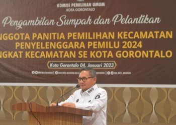 Wali Kota Gorontalo, Marten Taha saat memberikan sambutan di kegiatan pelantikan Komisi Pemilihan Umum (KPU) Kota Gorontalo terhadap 45 anggota Panitia Pemilihan Kecamatan (PPK) Kota Gorontalo, Rabu (4/1/2023) di Hotel City Mall Gorontalo. (Foto: Putra/Gopos)