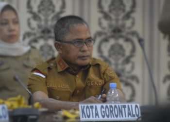 Sekertaris Daerah Kota Gorontalo, Ismail Madjid memaparkan hasil evaluasi Anggaran Pendapatan Belanja Daerah (APBD) dan Anggaran Pendapatan Belanja Nasional (APBN) Triwulan ke IV tahun 2022 Kota Gorontalo dalam Rakorev Penyerapan Anggaran APBD dan APBN Triwulan IV T.A 2022 Tingkat Prov Gorontalo di Aula Kantor Gubernur Gorontalo, Selasa (31/1/2023). (foto: Putra/Gopos)