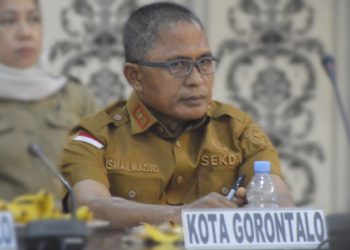 Sekertaris Daerah Kota Gorontalo, Ismail Madjid saat mengikuti kegiatan Rakorev Penyerapan Anggaran APBD dan APBN Triwulan IV T.A 2022 Tingkat Prov Gorontalo di Aula Kantor Gubernur Gorontalo, Selasa (31/1/2023). (Foto: Putra/Gopos)