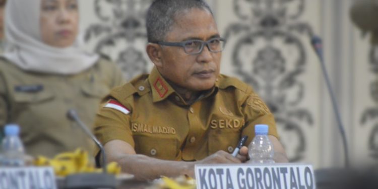 Sekertaris Daerah Kota Gorontalo, Ismail Madjid saat mengikuti kegiatan Rakorev Penyerapan Anggaran APBD dan APBN Triwulan IV T.A 2022 Tingkat Prov Gorontalo di Aula Kantor Gubernur Gorontalo, Selasa (31/1/2023). (Foto: Putra/Gopos)
