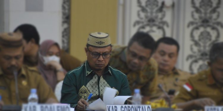 Sekertaris Daerah Kabupaten Gorontalo, Roni Sampir menyampaikan hasil evaluasi Anggaran Pendapatan Belanja Daerah (APBD) dan Anggaran Pendapatan Belanja Nasional (APBN) Triwulan ke IV tahun 2022 Kabupaten Gorontalo dalam Rakorev Penyerapan Anggaran APBD dan APBN Triwulan IV TA 2022 Tingkat Prov Gorontalo di Aula Kantor Gubernur Gorontalo, Selasa (31/1/2023). (Foto: Putra/Gopos)