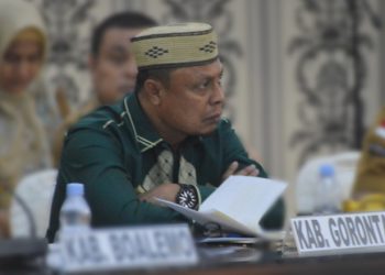 Sekertaris Daerah Kabupaten Gorontalo, Roni Sampir saat melaksanakan Rakorev Penyerapan Anggaran APBD dan APBN Triwulan IV TA 2022 Tingkat Prov Gorontalo di Aula Kantor Gubernur Gorontalo, Selasa (31/1/2023). (Foto: Putra/Gopos)