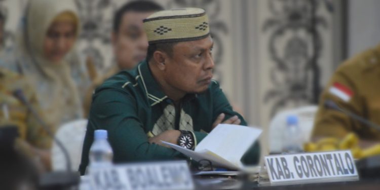 Sekertaris Daerah Kabupaten Gorontalo, Roni Sampir saat melaksanakan Rakorev Penyerapan Anggaran APBD dan APBN Triwulan IV TA 2022 Tingkat Prov Gorontalo di Aula Kantor Gubernur Gorontalo, Selasa (31/1/2023). (Foto: Putra/Gopos)