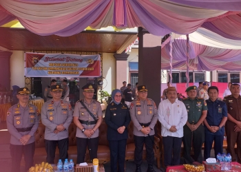 Wabup Merlan S. Uloli saat foto bersama dengan AKBP Muhammad Alli usai dilantik menjadi Kapolres Bone Bolango oleh Kapolda Gorontalo, Irjen Pol Helmy Santika, Rabu (4/1/2023). (Foto Indra/Gopos)