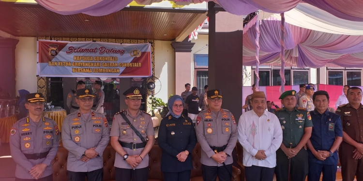 Wabup Merlan S. Uloli saat foto bersama dengan AKBP Muhammad Alli usai dilantik menjadi Kapolres Bone Bolango oleh Kapolda Gorontalo, Irjen Pol Helmy Santika, Rabu (4/1/2023). (Foto Indra/Gopos)