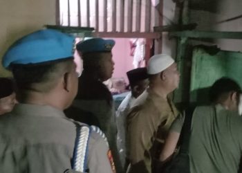 Personel Babinsa dan Polri melakukan identifikasi serta olah tempat kejadian perkara peristiwa gantung diri di Kelurahan Kayumerah, Kecamatan Limboto, Kabupaten Gorontalo