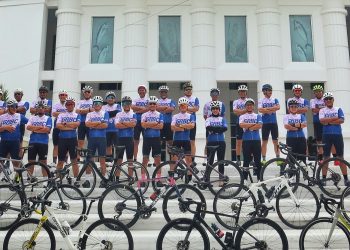 Anggota Gorontalo Roadbike Club (GRBC) berpose bersama dengan jersey GRBC yang baru. (Foto: facebook @wahied lahay)