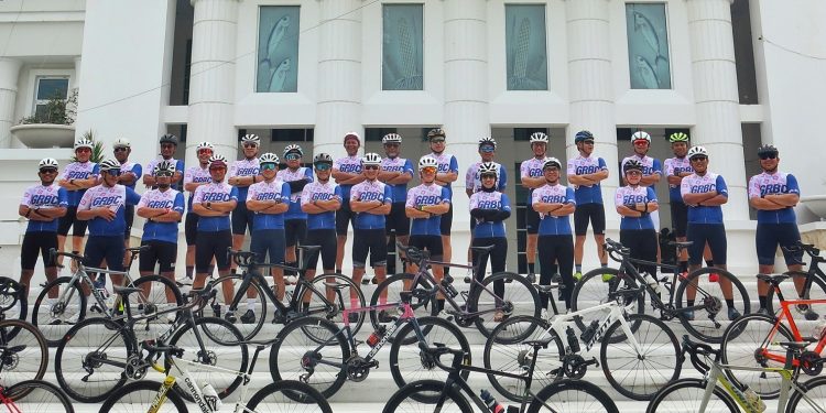 Anggota Gorontalo Roadbike Club (GRBC) berpose bersama dengan jersey GRBC yang baru. (Foto: facebook @wahied lahay)