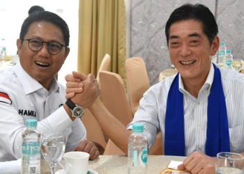Pj Gubernur Gorontalo, Hamka Hendra Noer, bersama Gubernur Ehime, Jepang, Tokihara Nakamura, saat makan siang bersama di ruang VIP Bandara Djalaluddin Gorontalo.