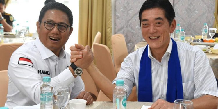 Pj Gubernur Gorontalo, Hamka Hendra Noer, bersama Gubernur Ehime, Jepang, Tokihara Nakamura, saat makan siang bersama di ruang VIP Bandara Djalaluddin Gorontalo.