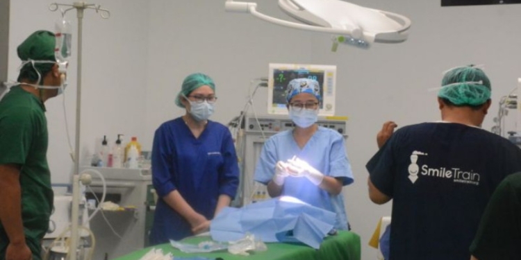 Tim Dokter saat melakukan Operasi Bibir Sumbing di RSUD dr. Hasri Ainun Habibie Provinsi Gorontalo.
