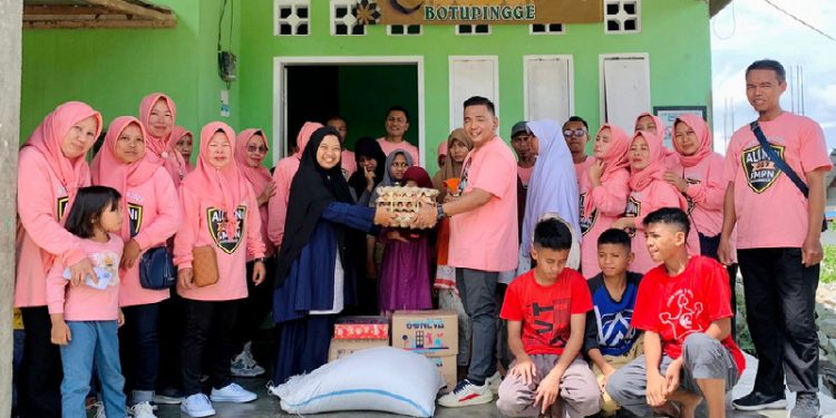 Wakil Ketua Dewan Perwakilan Rakyat Daerah (DPRD) Kabupaten Bone Bolango, Zainuddin Pedro Bau bersama Alumni SMP 1 Botupingge berbagi kasih bersama Anak Panti.
