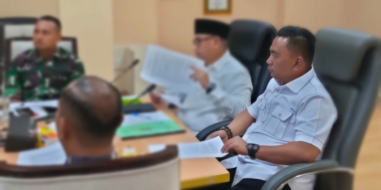 Wakil Ketua Dewan Perwakilan Rakyat Daerah (DPRD) Kabupaten Bone Bolango, Zainuddin Pedro Bau saat mengikuti rapat Forkopimda Kabupaten Bone Bolango, Selasa (10/1/2023). (Foto: Humas)