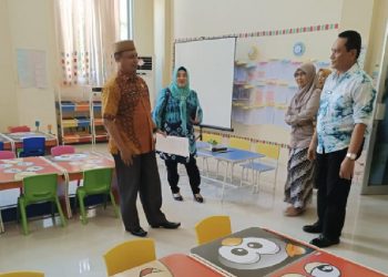 Sekertaris Daerah Kabupaten Gorontalo, Roni Sampir saat melakukan Roadshow Ke Masing-masing OPD dalam rangka Persiapan Evaluasi Kabupaten Layak Anak (KLA) Tahun 2023, Selasa (17/01/2023). (Foto: Istimewa)