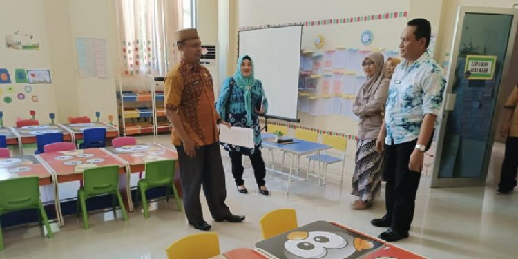 Sekertaris Daerah Kabupaten Gorontalo, Roni Sampir saat melakukan Roadshow Ke Masing-masing OPD dalam rangka Persiapan Evaluasi Kabupaten Layak Anak (KLA) Tahun 2023, Selasa (17/01/2023). (Foto: Istimewa)