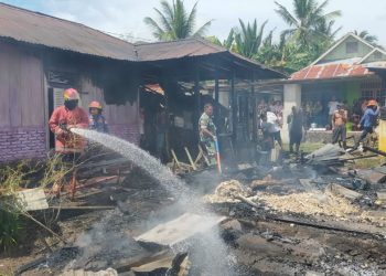 Dua rumah warga di Dusun Motinelo, Desa Isimu Utara, Kencamatan Tibawa, Kabupaten Gorontalo hangus terbakar pada Rabu (25/1/2023). (Damkar Kabupaten Gorontalo)