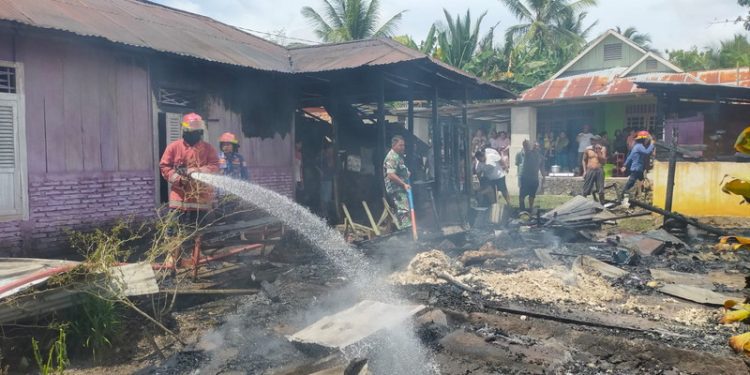 Dua rumah warga di Dusun Motinelo, Desa Isimu Utara, Kencamatan Tibawa, Kabupaten Gorontalo hangus terbakar pada Rabu (25/1/2023). (Damkar Kabupaten Gorontalo)