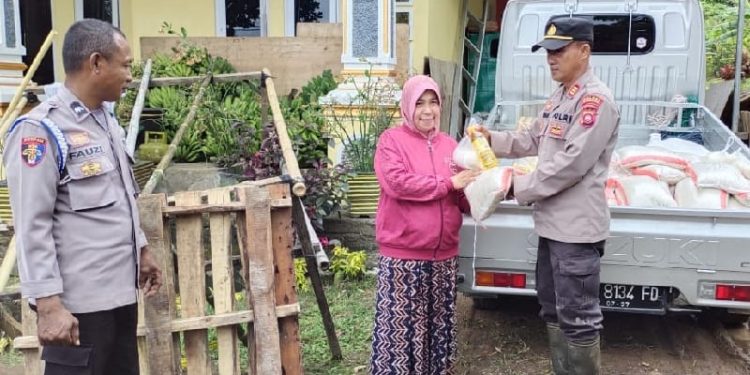 Kapolsek Sumalata Salurkan Bantuan ke Warga Terdampak Banjir dan Longsor