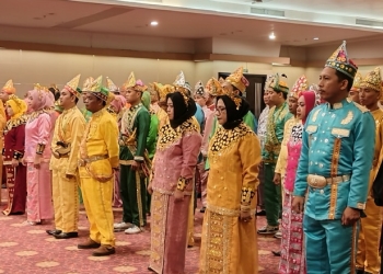 PPK Kota Gorontalo terlihat unik karena seluruh anggota PPK dilantik menggunakan pakaian adat Gorontalo yakni Pakaian Adat "Akadji".