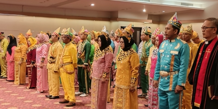 PPK Kota Gorontalo terlihat unik karena seluruh anggota PPK dilantik menggunakan pakaian adat Gorontalo yakni Pakaian Adat "Akadji".