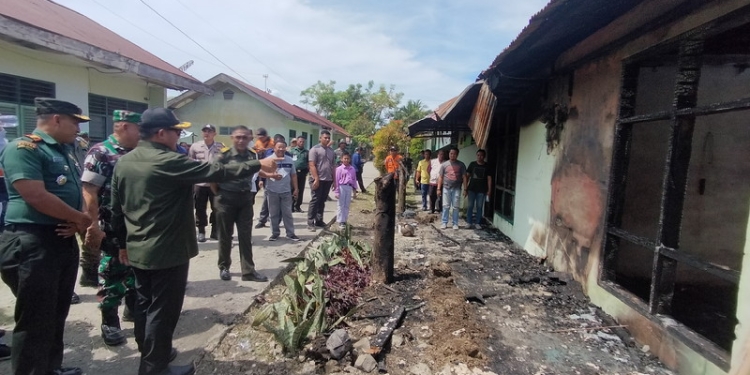 Wali Kota Gorontalo, Marten Taha saat meninjau sekaligus memberikan bantuan kepada korban terdampak kebakaran di kompleks Perumahan Dinas Kodim 1304/Gorontalo Jl. Kenangan, Kelurahan Wumialo, Kecamatan Kota Tengah, Kota Gorontalo, Kamis (5/1/2023).