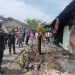 Wali Kota Gorontalo, Marten Taha saat meninjau sekaligus memberikan bantuan kepada korban terdampak kebakaran di kompleks Perumahan Dinas Kodim 1304/Gorontalo Jl. Kenangan, Kelurahan Wumialo, Kecamatan Kota Tengah, Kota Gorontalo, Kamis (5/1/2023).