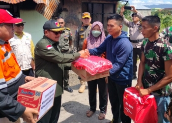 Wali Kota Gorontalo, Marten Taha menyantuni sekaligus memberikan bantuan kepada korban terdampak kebakaran di kompleks Perumahan Dinas Kodim 1304/Gorontalo Jl. Kenangan, Kelurahan Wumialo, Kecamatan Kota Tengah, Kota Gorontalo, Kamis (5/1/2023). (Foto: Putra/Gopos)