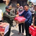 Wali Kota Gorontalo, Marten Taha menyantuni sekaligus memberikan bantuan kepada korban terdampak kebakaran di kompleks Perumahan Dinas Kodim 1304/Gorontalo Jl. Kenangan, Kelurahan Wumialo, Kecamatan Kota Tengah, Kota Gorontalo, Kamis (5/1/2023). (Foto: Putra/Gopos)