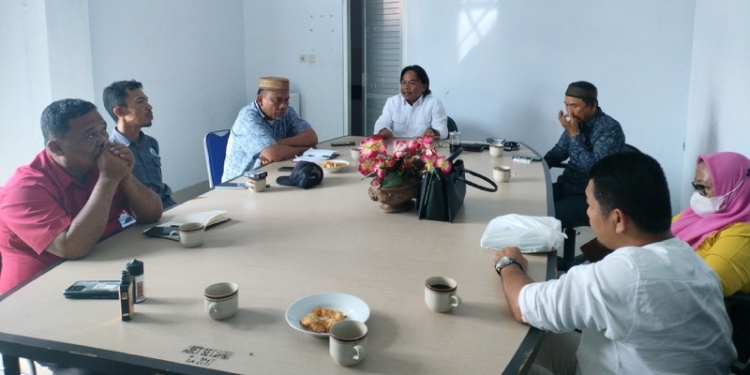 Komisi I DPRD Bone Bolango, melaksanakan Rapat Dengar Pendapat bersama Dinas PMD Kabupaten Bone Bolango, Kamis (5/1/2023). (Foto: Putra/Gopos)