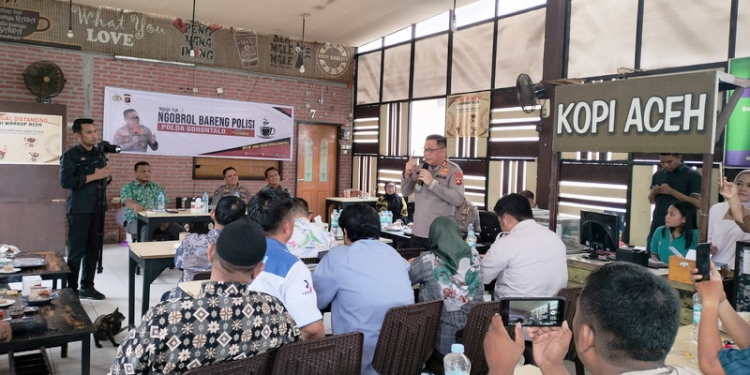 Kepolisian Daerah (Polda) Gorontalo melaksanakan Ngobrol Bareng Polisi (Ngopi) di Warkop Aceh, Kota Gorontalo, Jumat (6/1/2023). (Foto: Putra/Gopos)