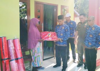 Sekretaris Daerah Kota Gorontalo Ismail Madjid saat menyerahkan bantuan kepada korban terdampak kebakaran di Kelurahan Molosipat U, Kecamatan Sipatana, Kota Gorontalo. (Foto: Putra/Gopos)