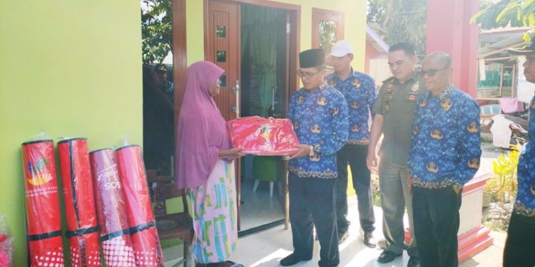 Sekretaris Daerah Kota Gorontalo Ismail Madjid saat menyerahkan bantuan kepada korban terdampak kebakaran di Kelurahan Molosipat U, Kecamatan Sipatana, Kota Gorontalo. (Foto: Putra/Gopos)