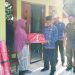 Sekretaris Daerah Kota Gorontalo Ismail Madjid saat menyerahkan bantuan kepada korban terdampak kebakaran di Kelurahan Molosipat U, Kecamatan Sipatana, Kota Gorontalo. (Foto: Putra/Gopos)