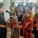 Sekertaris Daerah Kota Gorontalo, Ismail Madjid menerima langsung bendera pusaka kemerdekaan Provinsi Gorontalo tahun 1942 di Rumah Dinas Wali Kota Gorontalo, Ahad (22/1/2023). (Foto: Putra/Gopos)