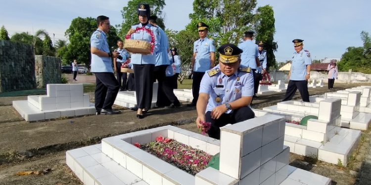 Kantor Imigrasi Kelas I TPI Gorontalo melaksanakan tabur bunga mengenang jasa para pahlawan di Hari Bakti Imigrasi ke 73 di Taman Makam Pahlawan, Kecamatan Telaga Biru, Kabupaten Bone, Selasa (24/1/2023). (Foto: Putra/Gopos)