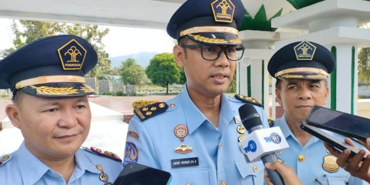 Kepala Divisi Keimigrasian Kanwil Kemenkumham Provinsi Gorontalo, Andry Indradi di Taman Makam Pahlawan, Kecamatan Telaga Biru, Kabupaten Gorontalo, Selasa (24/1/2023). (Foto: Putra/Gopos)