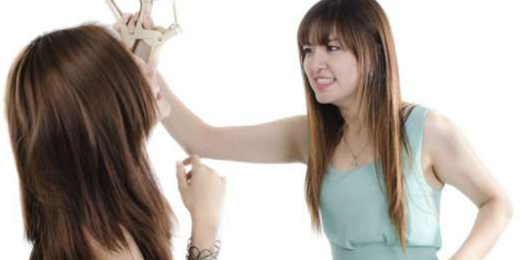 Ilustrasi perempuan berkelahi