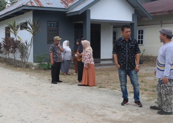 Komisi III Deprov Gorontalo melakukan pengecekan di lapangan lokasi pembangunan jalan di Kelurahan Hepuhulawa, Limboto. (Deprov Gorontalo)