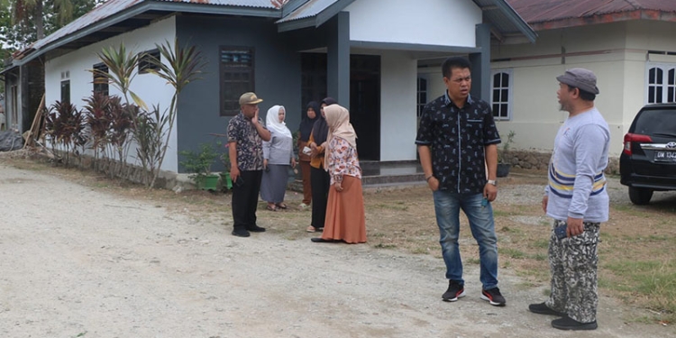 Komisi III Deprov Gorontalo melakukan pengecekan di lapangan lokasi pembangunan jalan di Kelurahan Hepuhulawa, Limboto. (Deprov Gorontalo)
