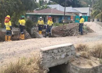 Perusahaan PT Merdeka Copper Gold, Memperbaiki Pelat Duiker Masyarakat Desa Karya Indah, Kecamatan Buntulia, Pohuwato, Senin 16/01/2023 (Istimewa)