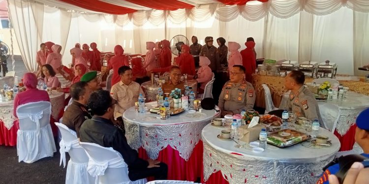 Ketua DPRD Kota Gorontalo, bersama Kapolda Gorontalo, Kapolresta Gorontalo Kota, dan seluruh tim forkopimda kota Gorontalo, saat berkunjung ke Polresta Gorontalo Kota, Selasa (31/1/2023). (Sari/gopos)