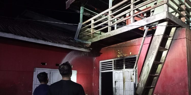 Kebakaran yang melanda rumah milik Oktavian Hasan, warga Dusun I Desa Mohungo, Kecamatan Tilamuta, Kabupaten Boalemo.