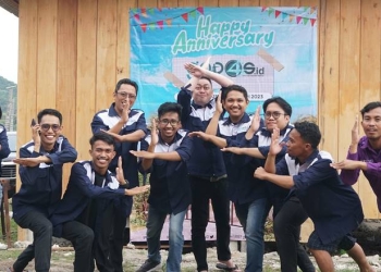 Keluarga besar gopos.id berpose bersama pada perayaan anniversary ke-4 Gopos.id, Sabtu (31/12/2022) (azak/gopos)