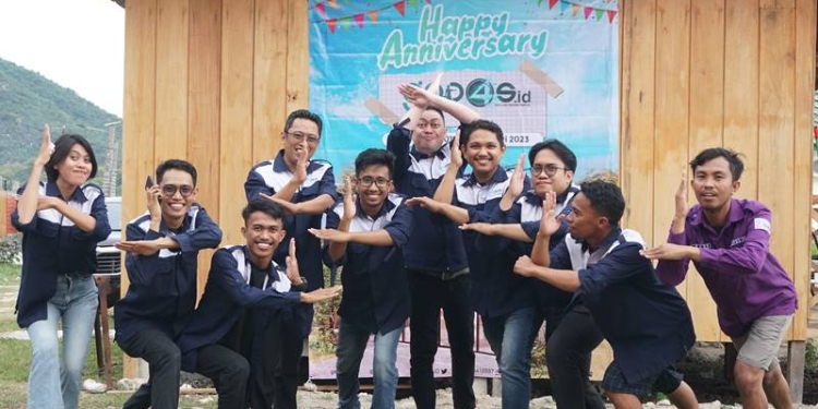 Keluarga besar gopos.id berpose bersama pada perayaan anniversary ke-4 Gopos.id, Sabtu (31/12/2022) (azak/gopos)