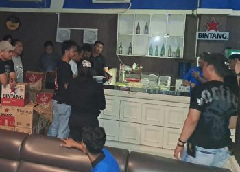 Personel Polresta Gorontalo Kota mengamankan puluhan botol minuman beralkohol.