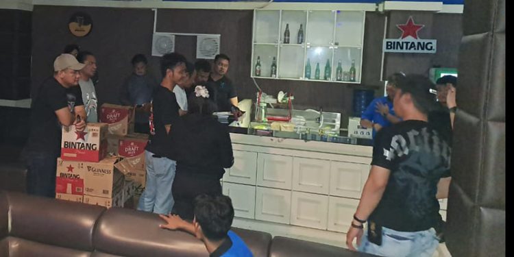 Personel Polresta Gorontalo Kota mengamankan puluhan botol minuman beralkohol.