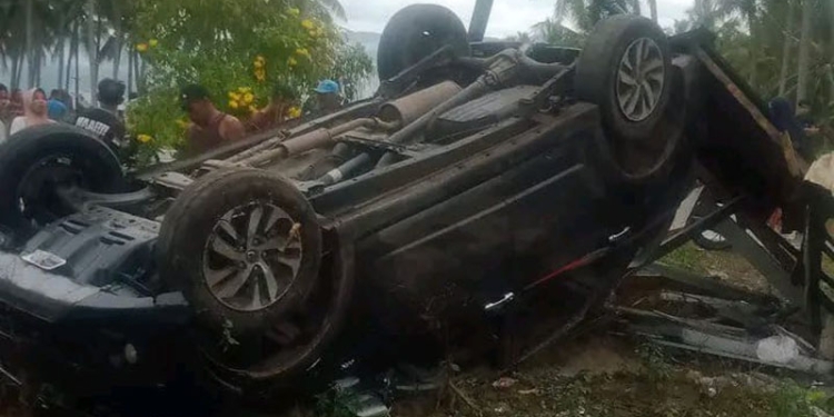 Kondisi mobil dinas camat Popayato usai terlibat kecelakaan di Jalan Trans Desa Sulawesi Desa Moutong Barat, Sulawesi Tengah, Senin (9/1/2023). (istimewa)